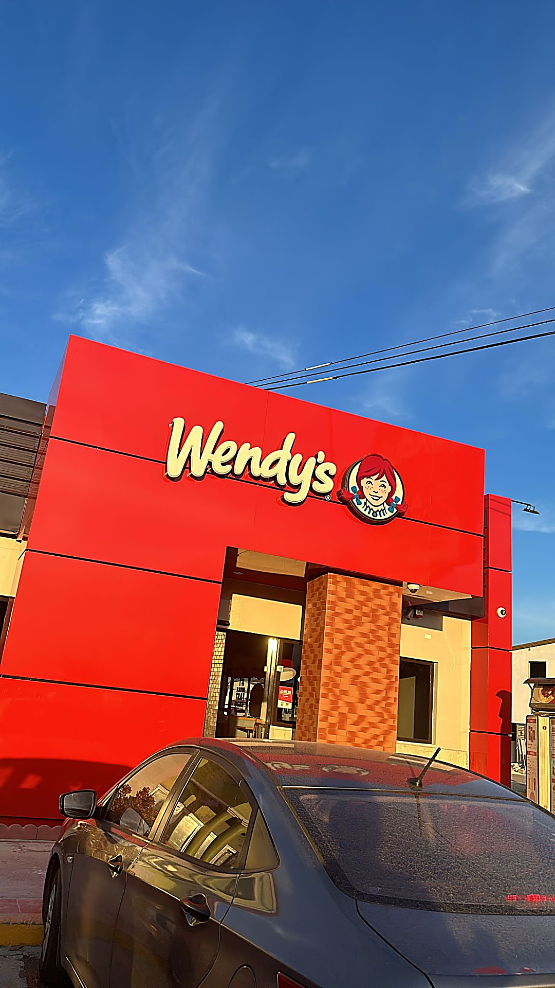 Wendy's-restaurant onder een strakblauwe hemel op Aruba