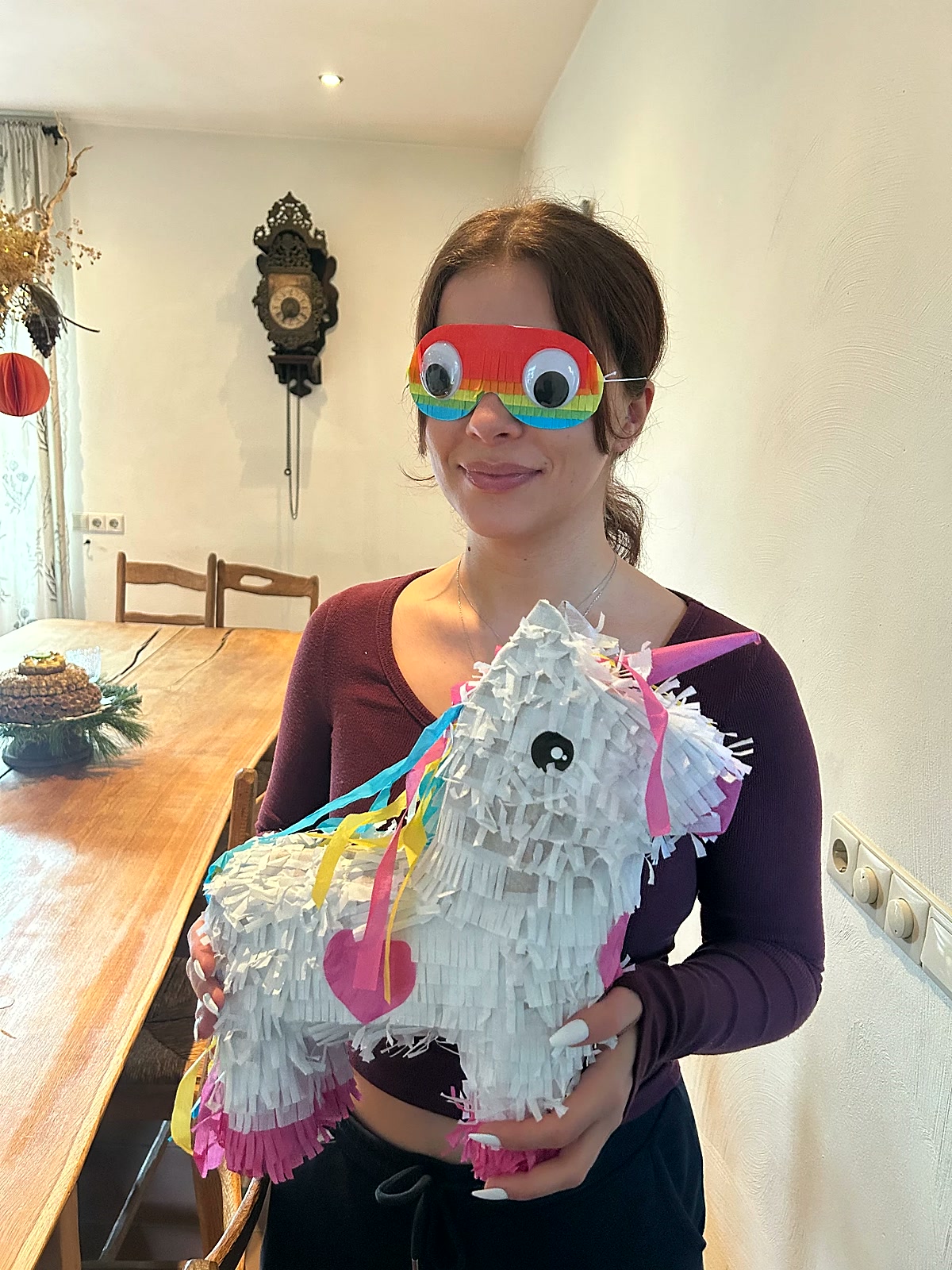 Noëlle met blinddoek en piñata