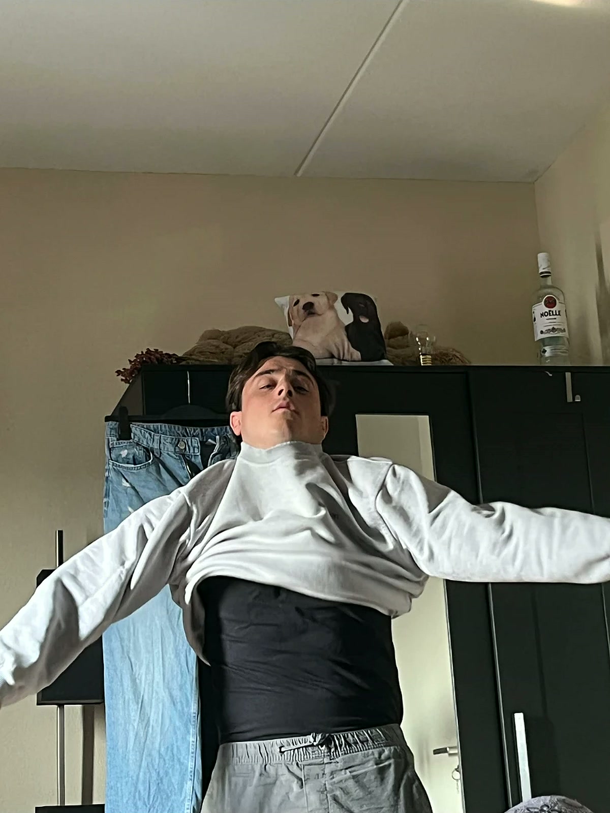 Max met een grappige pose in de slaapkamer