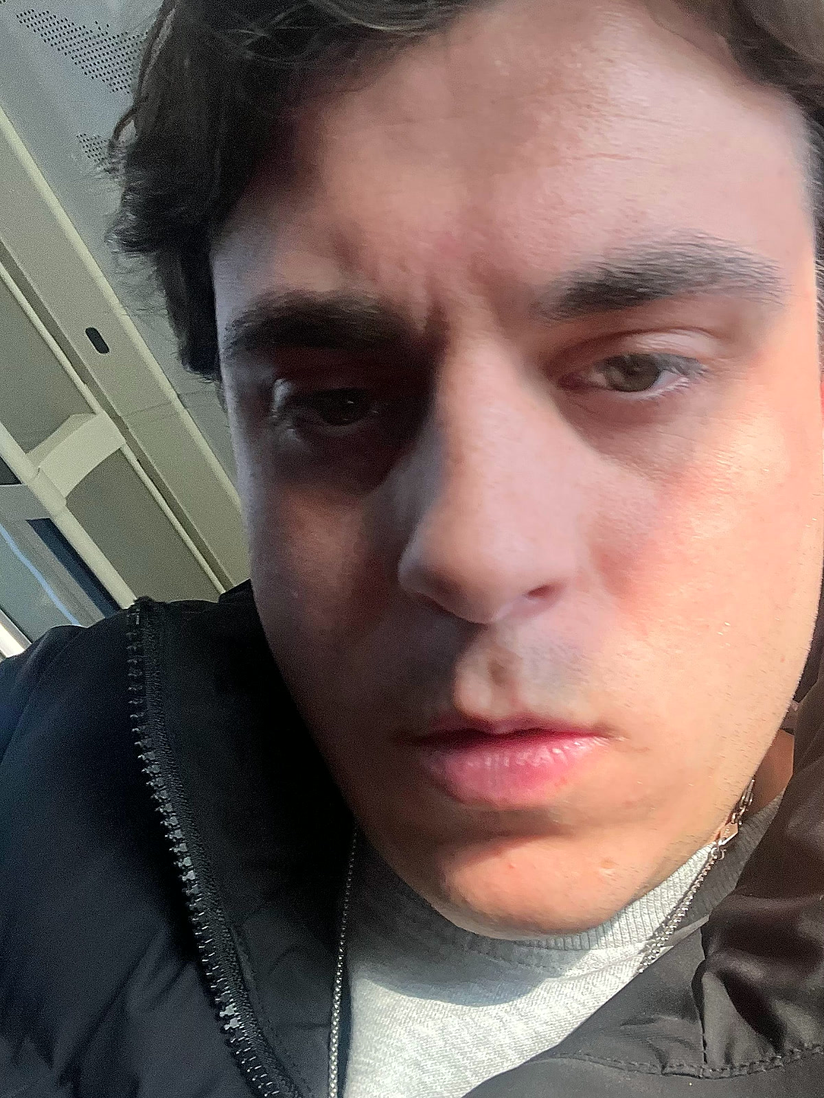 Max met een serieuze selfie in de trein