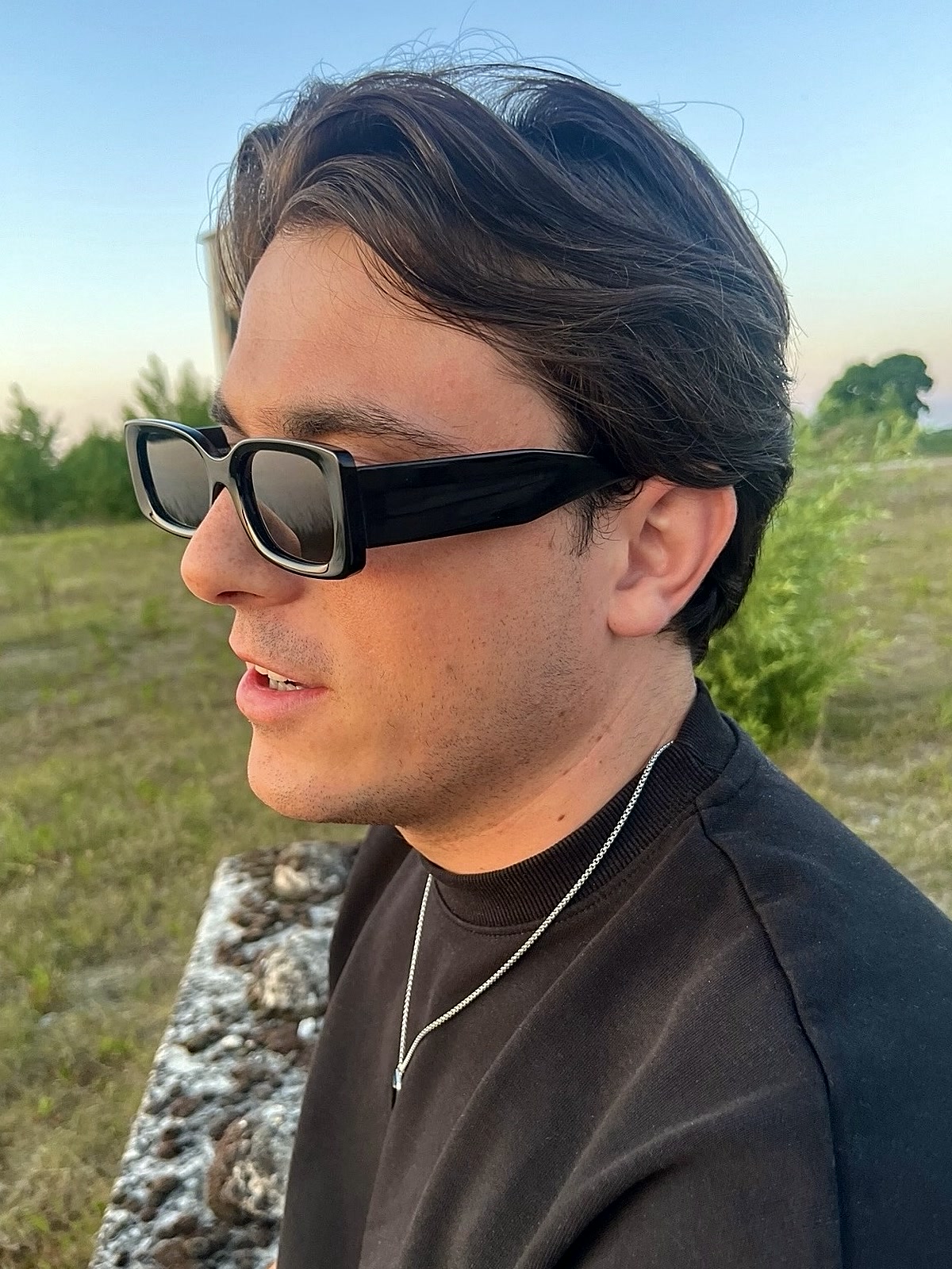 Max met zonnebril in de avondzon