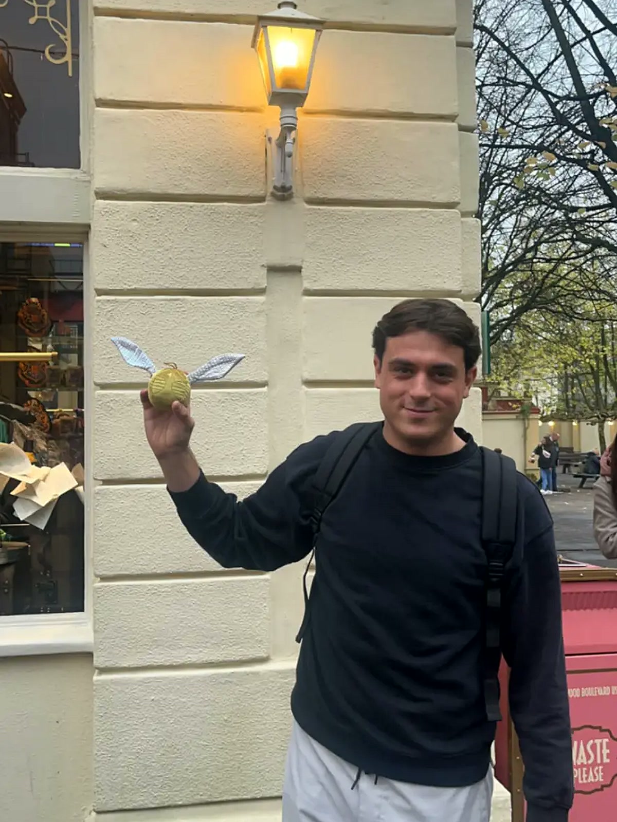 Max met een gouden snaai in het pretpark