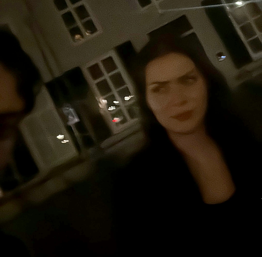 De eerste gevonden foto van Noëlle en Max samen, 's avonds op straat