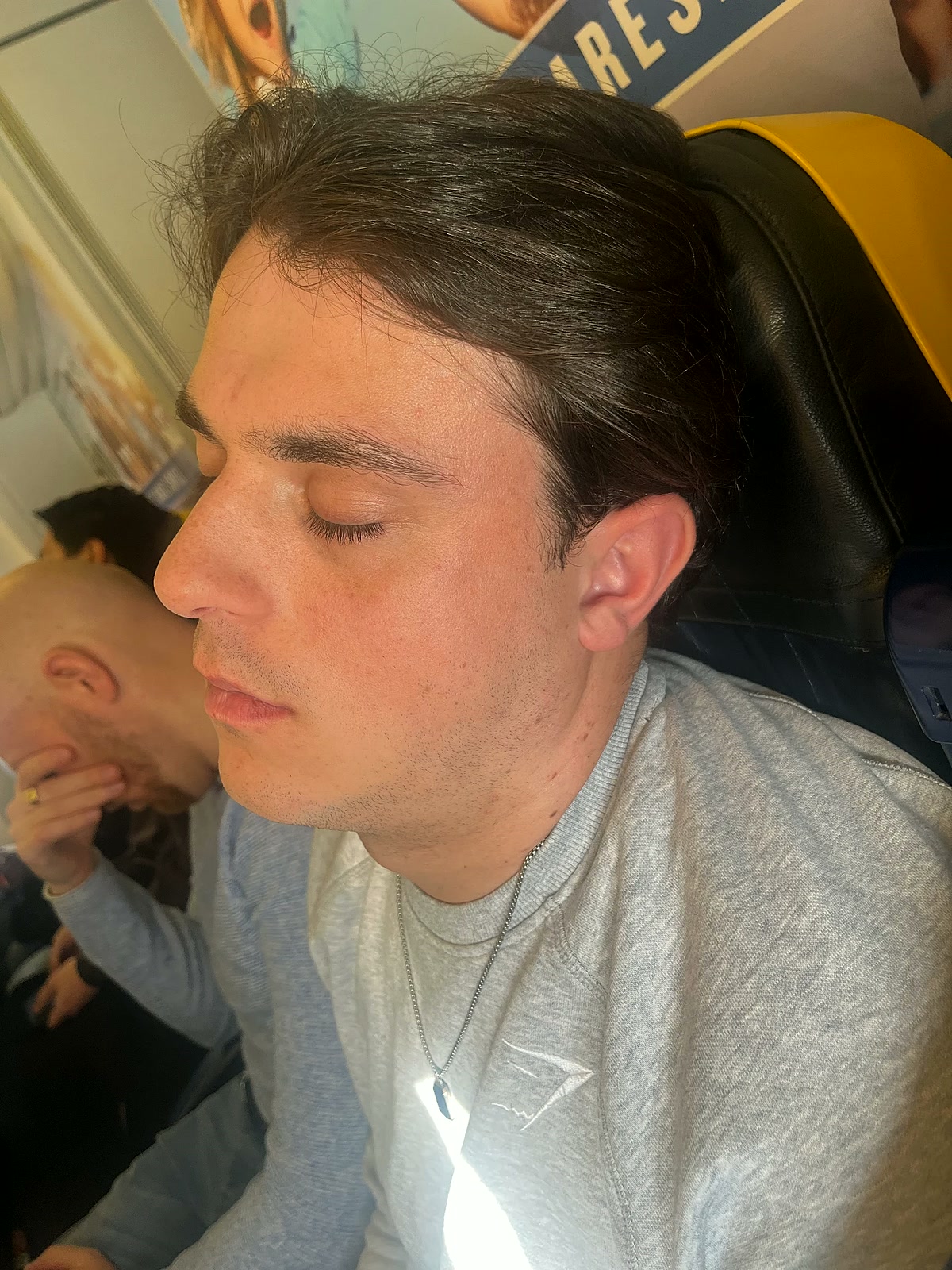 Max die slaapt in het vliegtuig