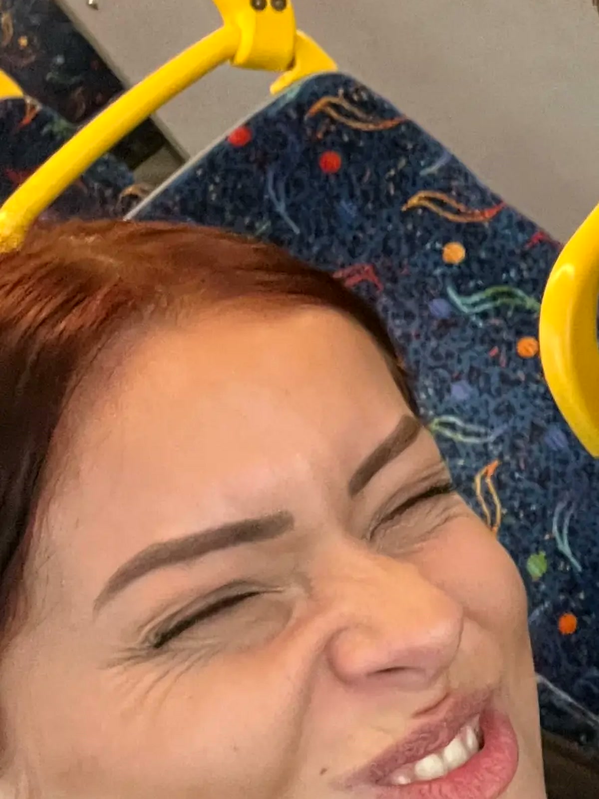 Noëlle met een grappige grimas in de bus