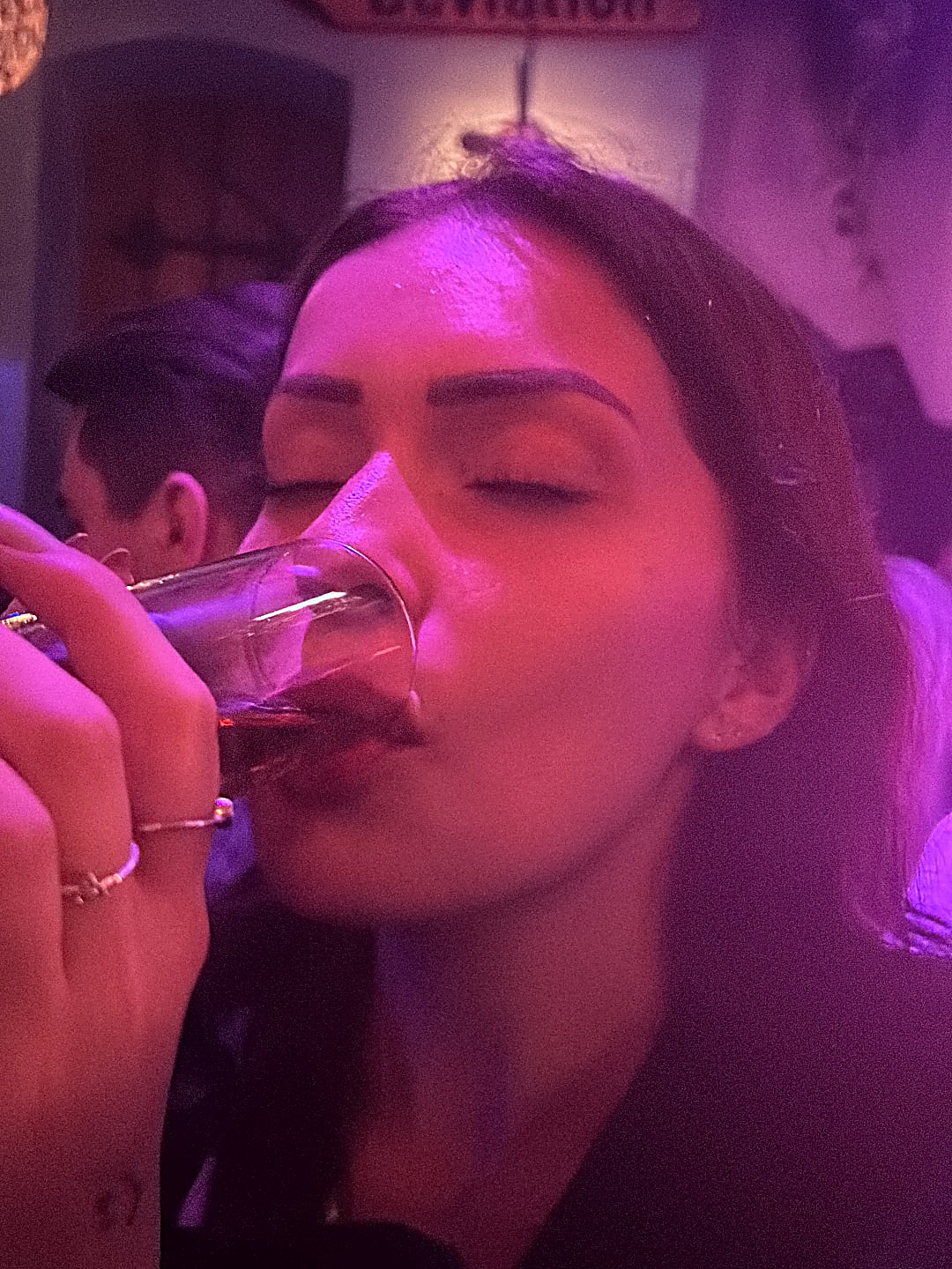 Noëlle met een drankje op een avond bij ROELS in Den Bosch