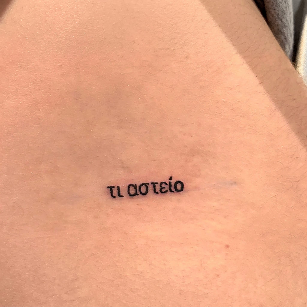 Tattoo met de Griekse tekst τι αστείο